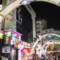 釜山 BIFF 广场：光影与烟火交织的电影主题街区